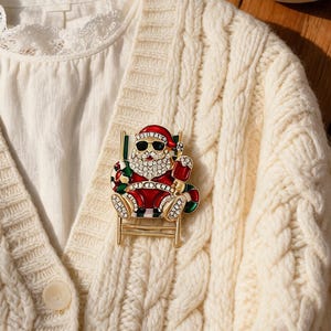 Cool tomtebrosch, jultomte med strass och cocktailmotiv, julnål med solglasögon