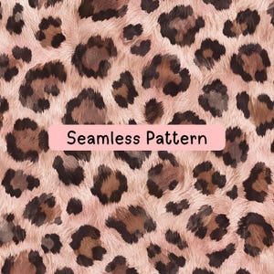 Puede incluir: Un gráfico digital con un patrón repetitivo de estampado de leopardo con manchas de color rosa suave, marrón y gris oscuro sobre un fondo texturizado similar al pelaje. Una etiqueta rectangular rosa claro está centrada con el texto Seamless Pattern.