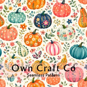Op de afbeelding: Een naadloos patroon met diverse pompoenen en kalebassen in tinten oranje, blauw, roze en wit, versierd met bloemmotieven en vlinders. De tekst Own Craft Co Seamless Pattern is over het midden van de afbeelding geplaatst.
