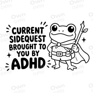 Può includere: Un'illustrazione grafica in bianco e nero di una rana dei cartoni animati che indossa un mantello e una cintura, tenendo un bastone di legno. Il testo recita: CURRENT SIDEQUEST BROUGHT TO YOU BY ADHD. Il design presenta stelle e trattini.