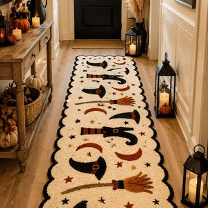 Peut inclure: Un long tapis de couloir rectangulaire avec une base crème et une bordure noire festonnée. Le tapis présente un motif répétitif de chapeaux de sorcière noirs, de balais marron, de croissants de lune orange et de petites étoiles noires et rouges.