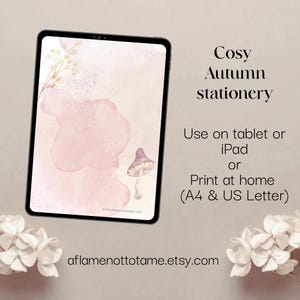 Könnte beinhalten: Ein Tablet mit digitalem Briefpapier auf einem blassrosa Aquarellhintergrund, einem zarten goldenen Zweig und einer Pilzillustration. Der Text lautet: Cosy Autumn stationery, Use on tablet or iPad or Print at home (A4 & US Letter).