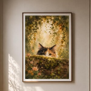 Peut inclure: Une impression d'art encadrée représentant un chat calico qui regarde par-dessus un rebord moussu et texturé. La scène se déroule dans un jardin luxuriant et ensoleillé avec des lierres suspendus, un feuillage vert et des fleurs orange.