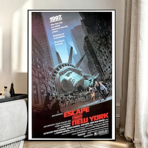 Może przedstawiać: Plakat filmowy Escape from New York przedstawiający głowę Statuy Wolności na ciemnej ulicy. Tekst głosi: 1997. New York City is a walled maximum security prison. Breaking out is impossible. Breaking in is insane. Escape from New York.