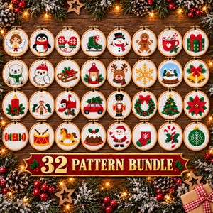 Puede incluir: Una colección de 32 bastidores de bordado circulares con varios diseños de punto de cruz con temática navideña, incluyendo un ángel, pingüino, muñeco de nieve, reno, Santa Claus e iconos festivos. Un cartel dice 32 PATTERN BUNDLE.