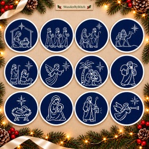 Peut inclure: Un ensemble de douze ornements circulaires bleu marine avec des broderies blanches au point de croix représentant des scènes de la nativité, incluant la sainte famille, des anges, les rois mages, un chameau et un berger, ornés d'étoiles.