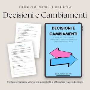 Pode incluir: Um tablet digital exibindo uma capa azul clara com o texto DECISIONI E CAMBIAMENTI, 30 GIORNI PER FARE CHIAREZZA, AFFRONTARE I CAMBIAMENTI E SCEGLIERE IL PROSSIMO PICCOLO PASSO, SEMPLIFICA LA TUA VITA, e duas setas em rosa e azul.