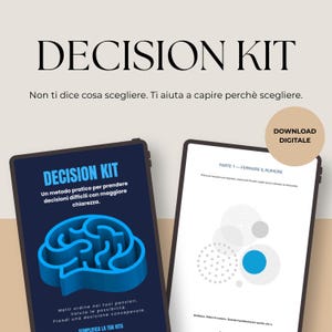 Peut inclure: Un kit de décision numérique comprenant une page bleu foncé avec un graphique de labyrinthe en forme de cerveau et le texte DECISION KIT, ainsi qu'une page blanche intitulée PARTE 1 - FERMARE IL RUMORE avec des motifs circulaires et un cercle bleu.