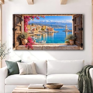 Könnte beinhalten: Ein rechteckiger Wandkunstdruck, der eine mediterrane Hafenszene durch einen offenen Holzfensterrahmen zeigt. Das Bild zeigt leuchtend rosa Bougainvilleen, Topfpflanzen, ein blaues Meer, kleine Boote und einen entfernten Leuchtturm.