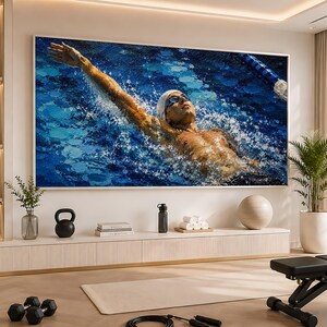 Peut inclure: Une grande impression d'art murale rectangulaire représentant une peinture à l'huile d'un nageur dans une piscine. Le nageur porte un bonnet blanc et des lunettes, un bras tendu vers le haut dans l'eau bleue éclaboussante. Cadre blanc fin.