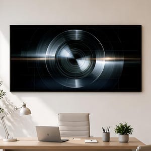 Könnte beinhalten: Ein rechteckiges Wandbild mit einem kontrastreichen abstrakten Design aus konzentrischen silbernen und schwarzen Kreisen. Ein horizontaler Lichtstrahl verläuft durch die Mitte der Komposition und erzeugt einen linsenförmigen Effekt auf dunklem Grund.