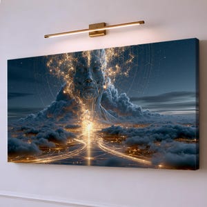 Op de afbeelding: Een rechthoekig wandkunstwerk met een surrealistisch, blauwachtig menselijk gezicht dat uit donkere wolken tevoorschijn komt. Gouden licht straalt vanaf het hoofd en verbindt zich met gloeiende lijnen over een landschap van wolken.