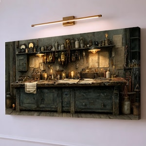 Puede incluir: Un cuadro rectangular que representa un banco de trabajo de taller oscuro y desordenado con cajones, estantes llenos de herramientas antiguas, botellas de vidrio y componentes mecánicos, iluminado por lámparas colgantes cálidas y una lámpara lineal.