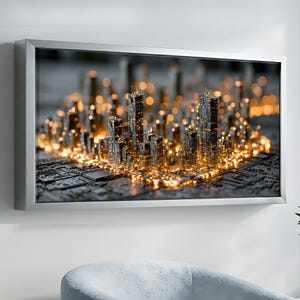 Può includere: Un'opera d'arte murale rettangolare in una cornice argentata che presenta un'illustrazione digitale di uno skyline urbano futuristico integrato in una base di circuito stampato scuro, illuminato da luci dorate con effetto bokeh.