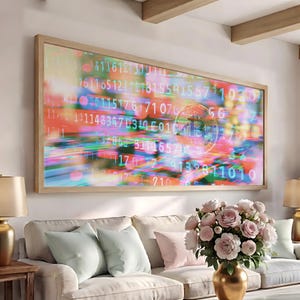 Könnte beinhalten: Ein rechteckiges gerahmtes Wandbild mit einer lebendigen, abstrakten digitalen Komposition aus leuchtenden Zahlen und Lichtstreifen in Rosa-, Orange-, Blau- und Grüntönen, mit einem markanten Bitcoin-Symbol auf der rechten Seite.