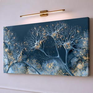 Op de afbeelding: Een rechthoekig canvas wandkunstwerk met een donkerblauwe achtergrond en abstracte, boomachtige structuren in lichtblauw en goud. De takken zijn ingewikkeld en delicaat, geaccentueerd met gloeiende gouden accenten en verspreid bladgoud.