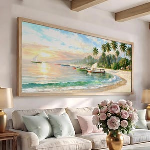 Pode incluir: Uma pintura de paisagem retangular em uma moldura de madeira clara retratando uma praia tropical ao pôr do sol. A cena apresenta águas turquesas calmas, vários pequenos veleiros perto da costa, uma praia de areia e palmeiras verdes.