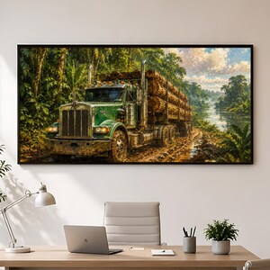 Pode incluir: Uma impressão de arte retangular apresentando um caminhão semirreboque verde transportando uma carga de grandes toras de madeira em um caminho lamacento. A cena mostra o caminhão perto da margem de um rio cercado por uma densa floresta.