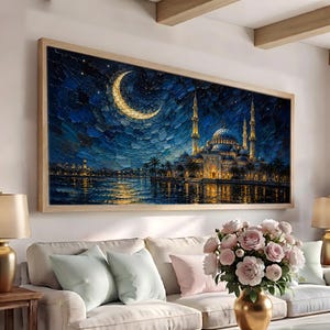 Puede incluir: Un cuadro rectangular con una pintura al óleo de una mezquita de noche bajo una gran luna creciente dorada en un cielo azul oscuro. La escena incluye minaretes iluminados, una cúpula central y palmeras reflejadas en el agua inferior.