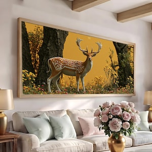 Könnte beinhalten: Ein rechteckiger gerahmter Wandkunstdruck, der einen gefleckten Damhirsch mit großem Geweih zeigt, der in einem Feld aus gelben Wildblumen und dunklen Baumstämmen vor einem einfarbigen goldgelben Hintergrund steht, in einem hellen Holzrahmen.