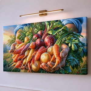 Pode incluir: Uma impressão de arte de parede retangular retratando um par de mãos segurando uma colheita abundante de vegetais frescos, incluindo cenouras laranja vibrantes, beterrabas vermelho-escuras e batatas redondas com folhas verdes.