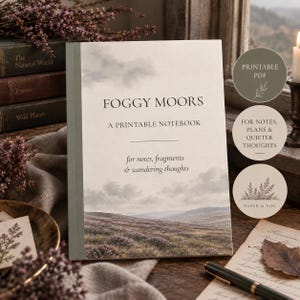Może przedstawiać: Notatnik do druku zatytułowany FOGGY MOORS z okładką przedstawiającą krajobraz pagórków pod zachmurzonym niebem. Tekst brzmi A PRINTABLE NOTEBOOK for notes, fragments & wandering thoughts. Trzy okrągłe odznaki zawierają dodatkowy tekst.
