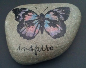Butterfly Rock, roche peinte, pierre de jardin, inspirer, art extérieur, décoration intérieure, presse-papier, butterfltt peint