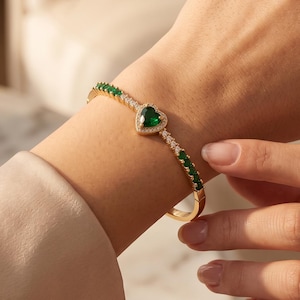 Bracciale rigido in oro 18 carati con gemma verde, bracciale aperto con pietra a forma di cuore, bracciale minimalista in oro, gioiello impilabile, regalo per lei, misura: 60 mm