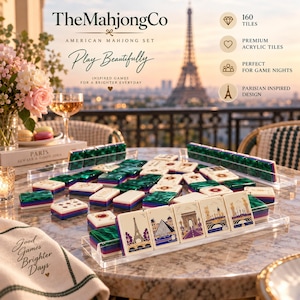 Op de afbeelding: Een Amerikaanse Mahjong-set van TheMahjongCo met 160 hoogwaardige acryltegels. De tegels tonen gedetailleerde illustraties van Parijse bezienswaardigheden, waaronder de Eiffeltoren, het Louvre en de Arc de Triomphe, gerangschikt op doorzichtige rekjes.