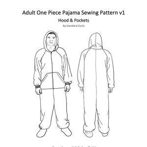 Può includere: Disegno a tratto nero e bianco di un modello di cucito per pigiama intero da adulto. Il modello include cappuccio e tasche, con viste anteriore e posteriore. Il testo indica quattro taglie, istruzioni illustrate e altezza regolabile.