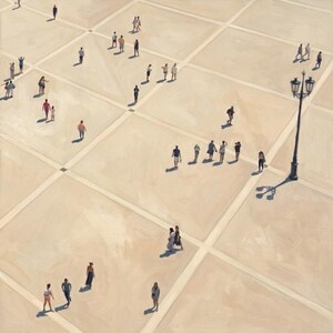 Puede incluir: Una pintura al óleo que muestra una vista aérea de una gran plaza de piedra de color claro dividida en un patrón de cuadrícula. Numerosas figuras pequeñas de personas están dispersas por la plaza, proyectando largas sombras. Un poste de luz alto.