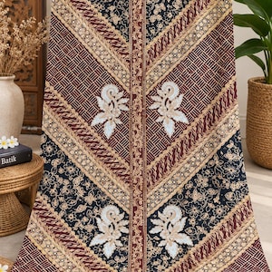 Könnte beinhalten: Ein rechteckiges Stoffpaneel mit einem Batikmuster in Dunkelmarineblau und tiefem Kastanienbraun. Das Design umfasst komplexe Blumenmotive, geometrische Gitterabschnitte und eine zentrale vertikale Bordüre mit kunstvollen goldfarbenen Details.