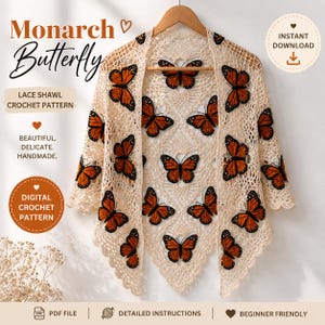 Op de afbeelding: Een crèmekleurige gehaakte kanten sjaal met een herhalend patroon van oranje en zwarte monarchvlinders. De sjaal hangt aan een houten kledinghanger en bevat tekstoverlays met de tekst Monarch Butterfly, Lace Shawl Crochet Pattern.