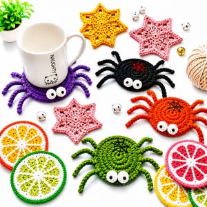 Puede incluir: Una colección de posavasos de ganchillo que incluye arañas moradas, negras, naranjas y verdes con ojos blancos, estrellas rosas y amarillas, y patrones de rodajas de cítricos, junto a una taza blanca con la etiqueta Naughty Panda.