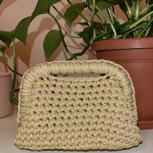 Handgefertigte Häkelclutch aus goldenem Seil, handgefertigte Häkelclutch mit Henkel, Boho-Chic-Tasche für Feierlichkeiten und Anlässe.