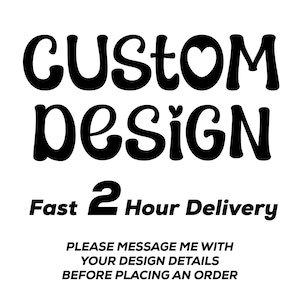 Può includere: Un grafico con il testo nero CUSTOM DESIGN che include una forma di cuore nella lettera O. Sotto, il testo recita Fast 2 Hour Delivery. In basso, il testo indica PLEASE MESSAGE ME WITH YOUR DESIGN DETAILS BEFORE PLACING AN ORDER.