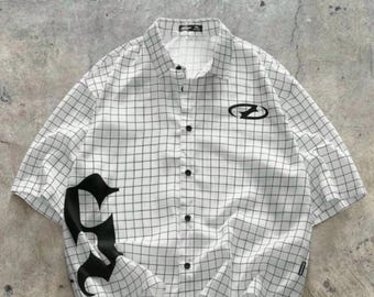 Los Angeles Grid Shirt, weiß kariertes Kurzarmhemd mit Knöpfen, Oversized-Schnitt, Grafikprint auf dem Rücken, Streetwear-Sommerhemd