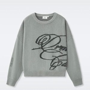 Könnte beinhalten: Ein hellgrauer Langarmpullover mit geripptem Rundhalsausschnitt, Bündchen und Saum. Die Vorderseite zeigt eine große, dunkelgraue abstrakte Schriftgrafik. Auf dem rechten Ärmel steht der Text IMAGINE WEARING A GOOD FEELING.