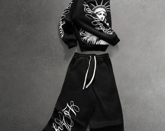 Liberty Graphic Hoodie und Jogginghose Set Schwarz, Ärmel mit Statuenprint, Jogginghose mit weitem Bein und Schriftzug, zweiteiliger Trainingsanzug, Streetwear