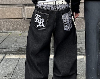 Baggy Jeans mit Bandana-Tasche, schwarz, mit Paisley-Muster und gotischer Buchstabenstickerei, weites Bein, Y2K-Denim, Streetwear, Unisex