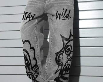 Stay Wild Baggy Jeans, hellgrau, mit Graffiti-Print, Wide Leg Denim, gewaschene Street Art Jeans, Y2K Skater Streetwear, Unisex