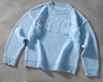 Hellblauer, zerrissener Strickpullover im Used-Look mit Ton-in-Ton-Schriftzug, weicher Strickpullover, Y2K Streetwear, Unisex