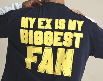 Mein Ex ist mein größter Fan – T-Shirt in Marineblau, lustiges Oversize-Shirt mit gelbem Used-Look-Rückenprint, sarkastisches Streetwear-Shirt