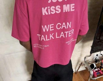 „Just Kiss Me“-T-Shirt in Pink, Oversize-T-Shirt mit pinker Handtuchstickerei, Shirt mit witzigem, flirty Slogan, Sommer-Streetwear-T-Shirt mit Grafikprint