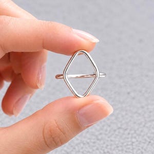 Bague ouverte géométrique minimaliste, design triangulaire argenté, bijou moderne et affirmé