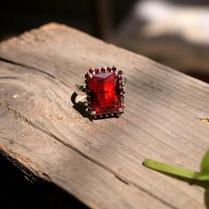 Anillo llamativo de rubí rojo con talla esmeralda, anillo de cóctel con halo de plata de ley 925