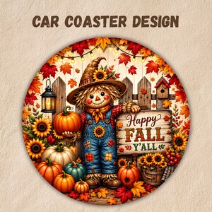 Puede incluir: Un posavasos circular para coche con un espantapájaros con peto azul y sombrero, rodeado de calabazas, girasoles y hojas de otoño. Un letrero de madera dice Happy FALL Y'ALL, junto a una linterna y una casita para pájaros de fondo.