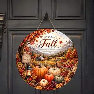 Peut inclure: Une plaque de porte ronde en bois illustrant un paysage automnal avec des citrouilles, une lanterne et des feuilles colorées. Le texte indique : WELCOME Fall, GRATEFUL HEARTS COZY NIGHTS CRISP DAYS PUMPKIN SPICE & EVERYTHING NICE, et FALL IS MY FAVORITE COLOR.