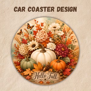 Puede incluir: Un diseño circular de posavasos para coche con el texto CAR COASTER DESIGN en la parte superior y Hello Fall en la inferior. La ilustración muestra tres calabazas en verde, blanco y naranja, rodeadas de hojas de otoño, flores y mariposas.