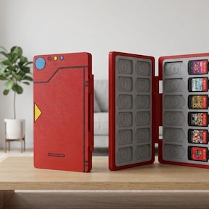 Könnte beinhalten: Ein rotes, rechteckiges Aufbewahrungsetui für Spielkassetten mit Klappmechanismus. Die Außenseite zeigt einen blauen Kreis, ein gelbes Dreieck und kleine farbige Punkte. Das Innere enthält graue, geformte Steckplätze für fünf Spielkassetten.